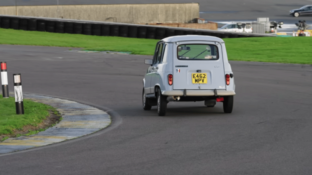 Svjetlo-plavi Renault 4 na stazi