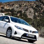 Bijela Toyota Auris na Kreti u Grčkoj