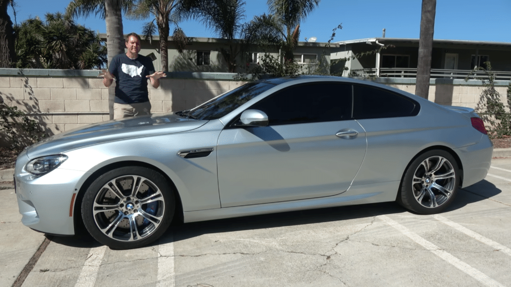 Doug DeMuro pored BMW-a M6