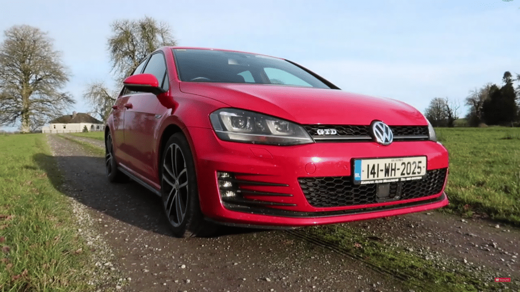 Crveni Volkswagen Golf 7 GTD na šljunku