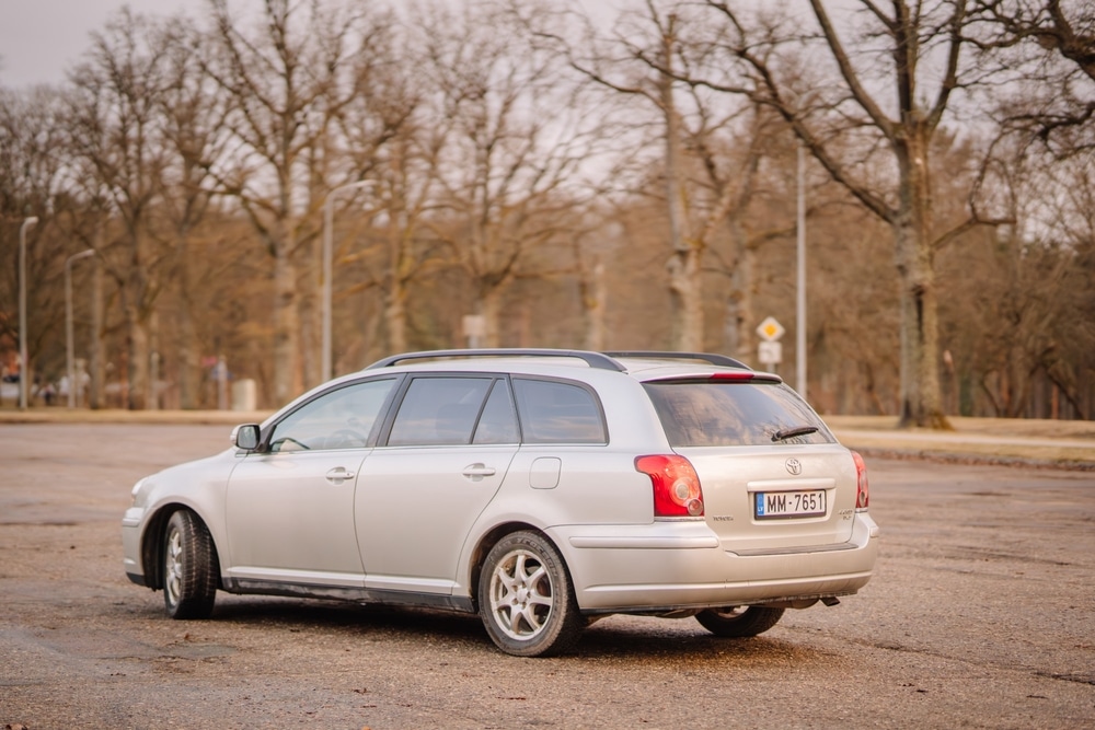 Srebrna Toyota Avensis parkirana na baltičkoj cesti