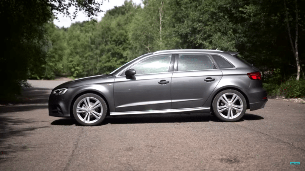 Audi A3 Sportback parkiran na cesti