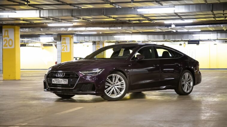 Crni Audi A7 u moskovskoj garaži