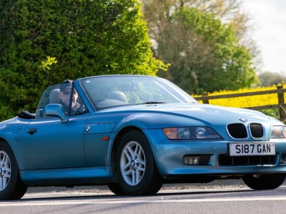 Plavi BMW Z3 iz 1998. godine