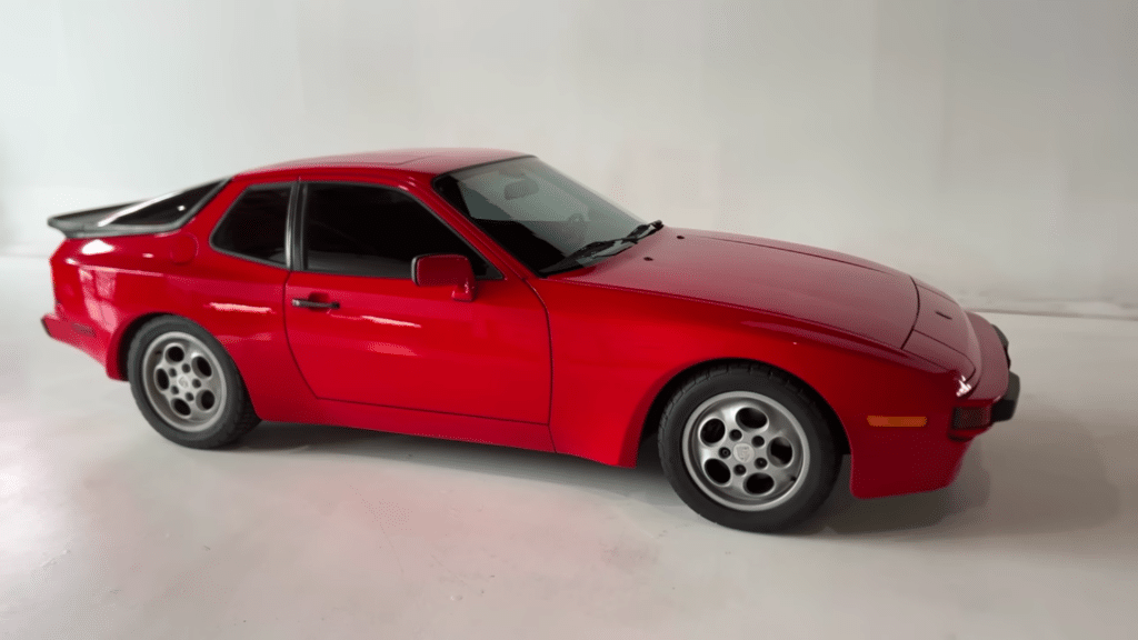 Crveni Porsche 944