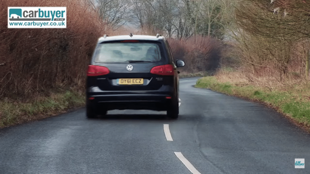 VW Sharan tijekom vožnje