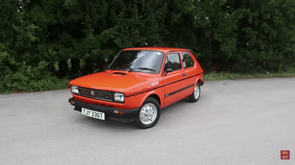 Crveni Fiat 127 parkiran na cesti