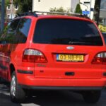 Crveni Ford Galaxy MPV minivan