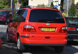 Crveni Ford Galaxy MPV minivan