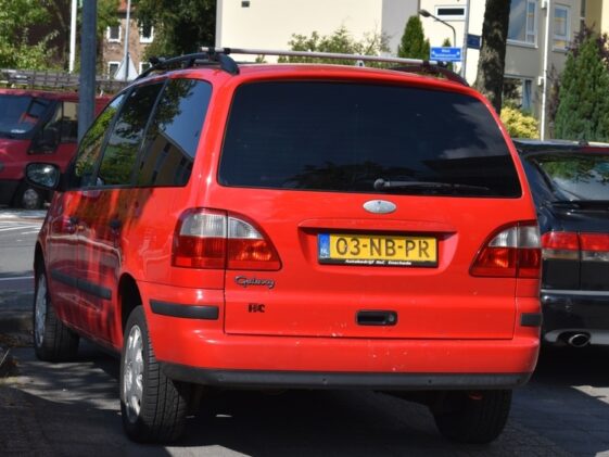 Crveni Ford Galaxy MPV minivan