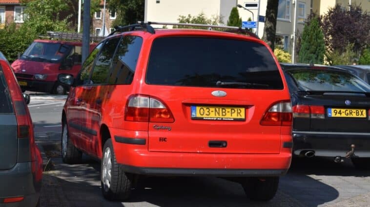 Crveni Ford Galaxy MPV minivan