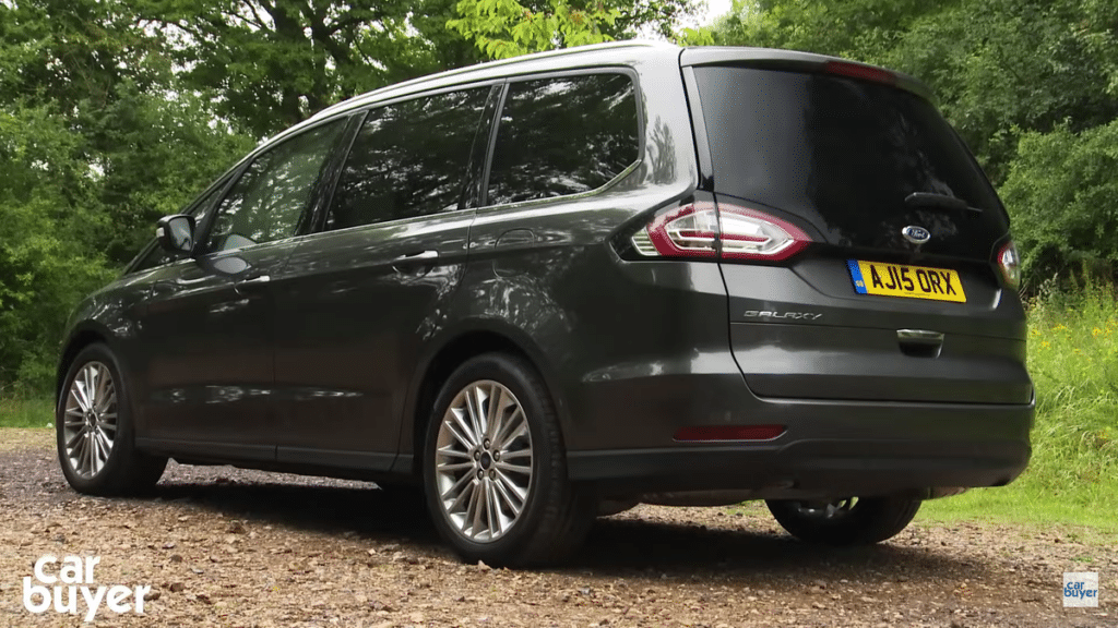 Ford Galaxy treće generacije parkiran na šumskoj cesti