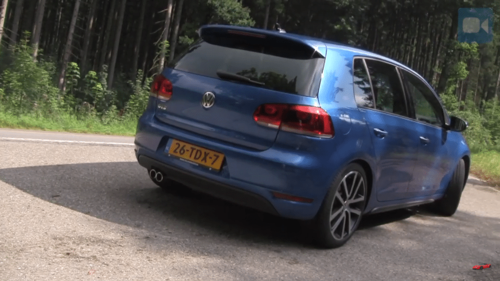 Plavi Golf 6 GTD parkiran na šumskoj cesti