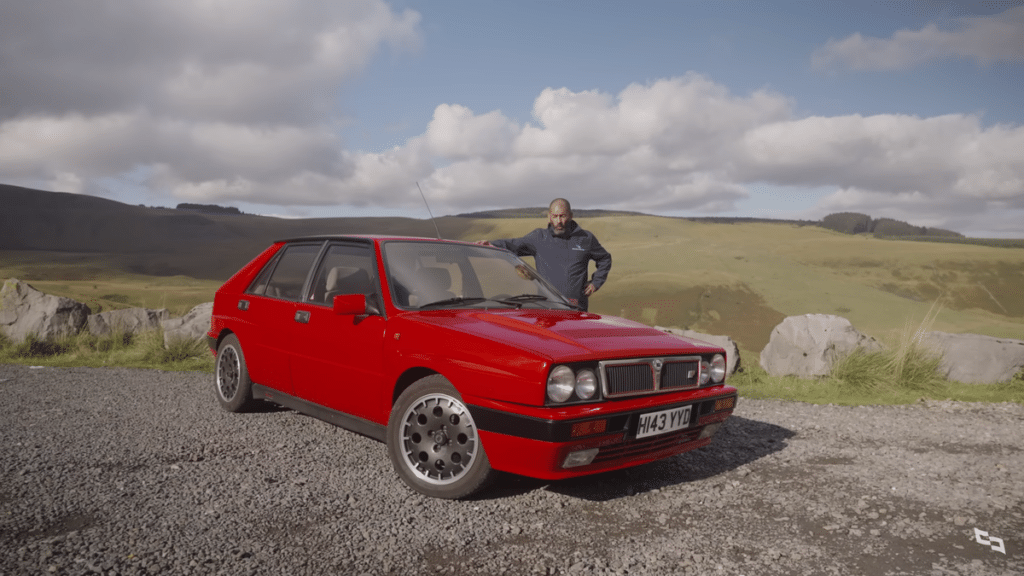 Crvena Lancia Delta HF Integrale parkirana na šljunku