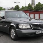 Crni Mercedes W140 parkiran na cesti