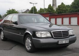 Crni Mercedes W140 parkiran na cesti