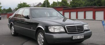 Crni Mercedes W140 parkiran na cesti