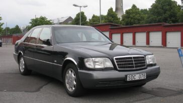 Crni Mercedes W140 parkiran na cesti