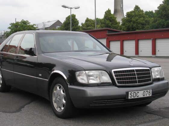 Crni Mercedes W140 parkiran na cesti