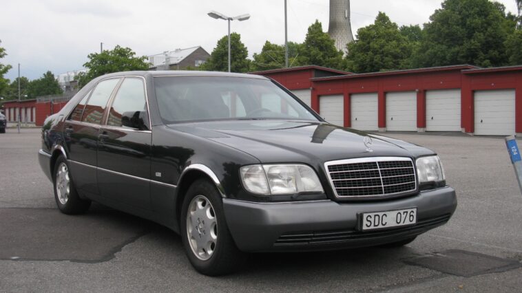 Crni Mercedes W140 parkiran na cesti