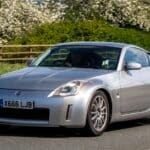 Srebrni Nissan 350Z na britanskoj cesti