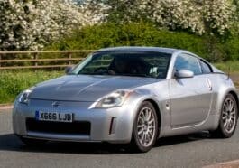 Srebrni Nissan 350Z na britanskoj cesti