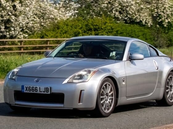 Srebrni Nissan 350Z na britanskoj cesti