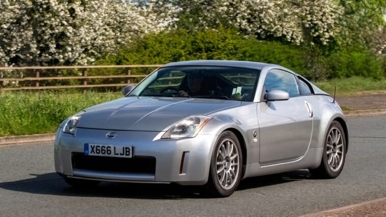 Srebrni Nissan 350Z na britanskoj cesti