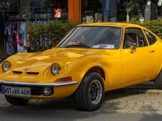 Žuti Opel GT na manifestaciji "Old- und Younngtimer Sommerfest" u njemačkom Rastedeu