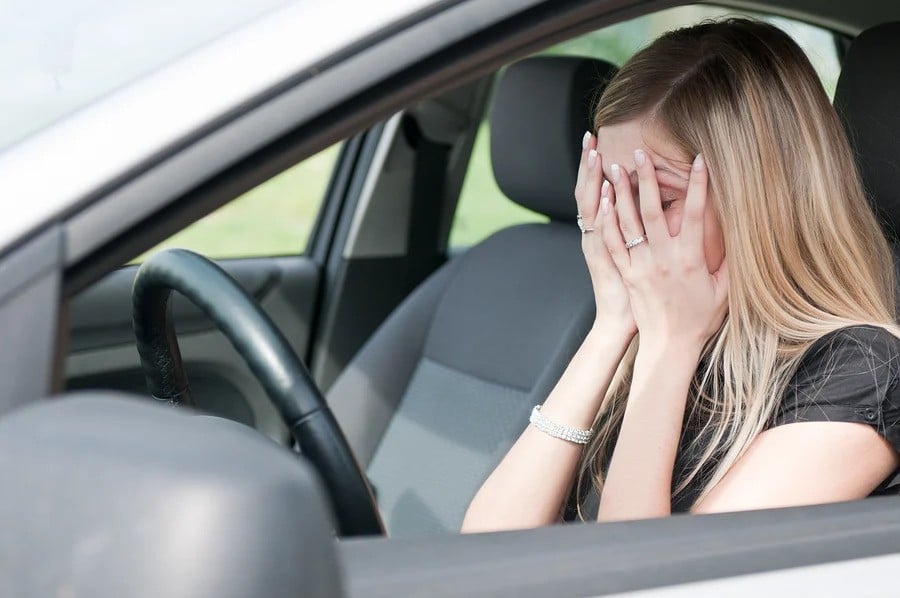 Žena u strahu za volanom automobila