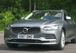 Volvo V90 Estate parkiran na cesti