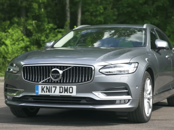 Volvo V90 Estate parkiran na cesti