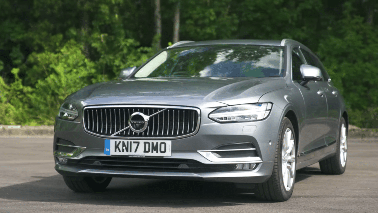 Volvo V90 Estate parkiran na cesti