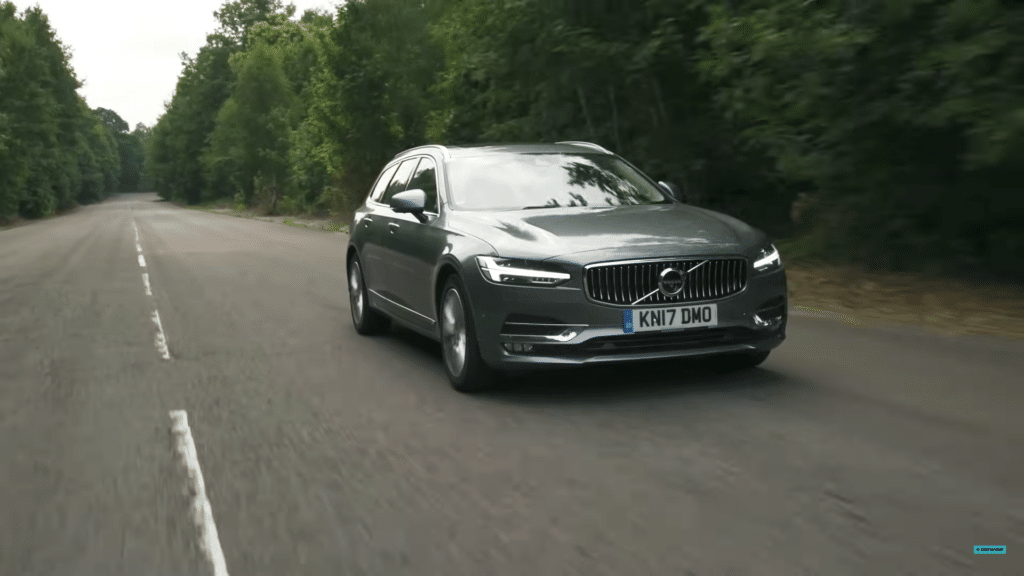 Volvo V90 tijekom vožnje na britanskoj cesti