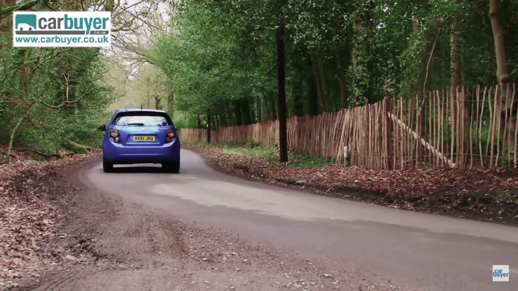 Plavi Chevrolet Aveo na cesti