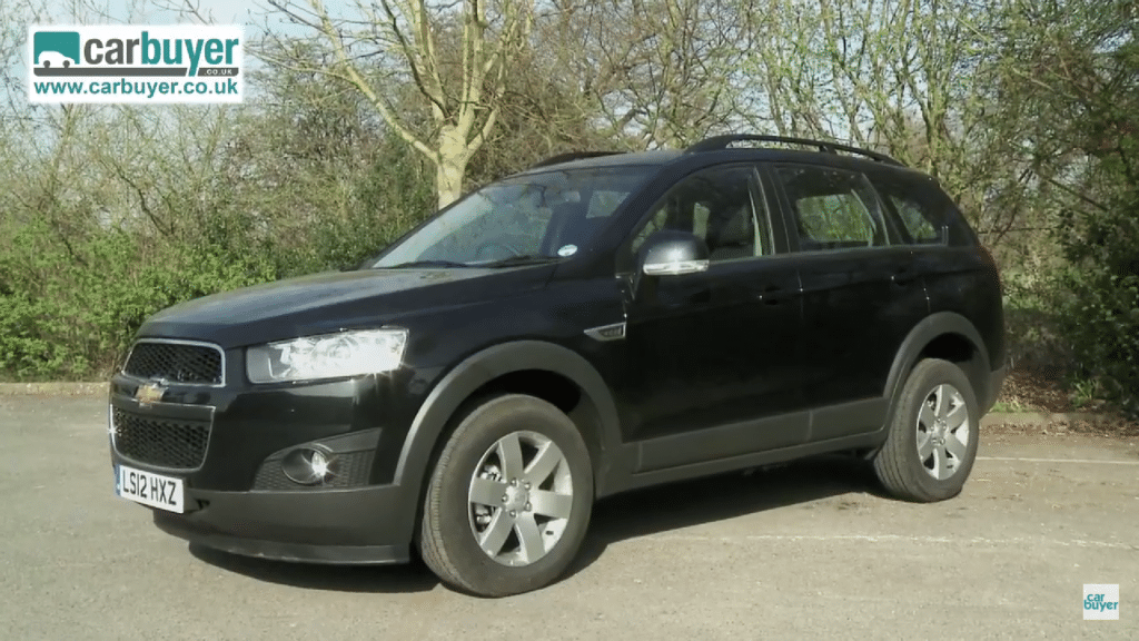 Crni Chevrolet Captiva parkiran na cesti