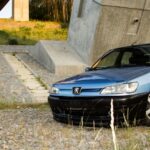 Plavi Peugeot 306 HDi parkiran ispod mosta