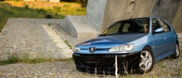 Plavi Peugeot 306 HDi parkiran ispod mosta