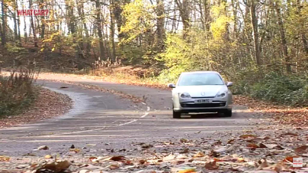 Renault Laguna na šumskoj cesti